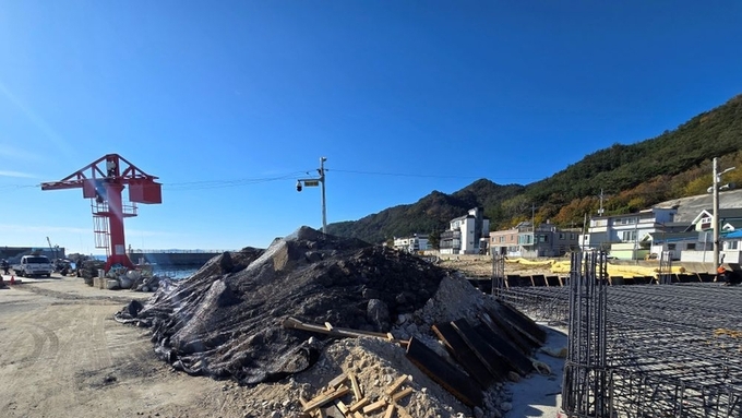 울진군 금음항 어촌신활력증진 공사, 폐기물 방치·안전 불감·현장소장 부재…