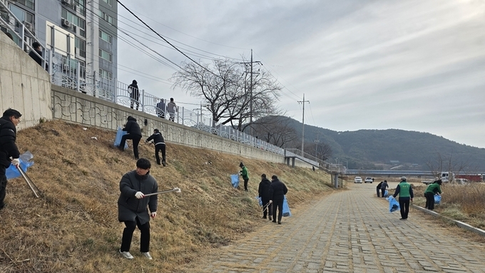 보이지 않는 자리에서 빛나는 사람들, 거리의 작은 일꾼 미화원