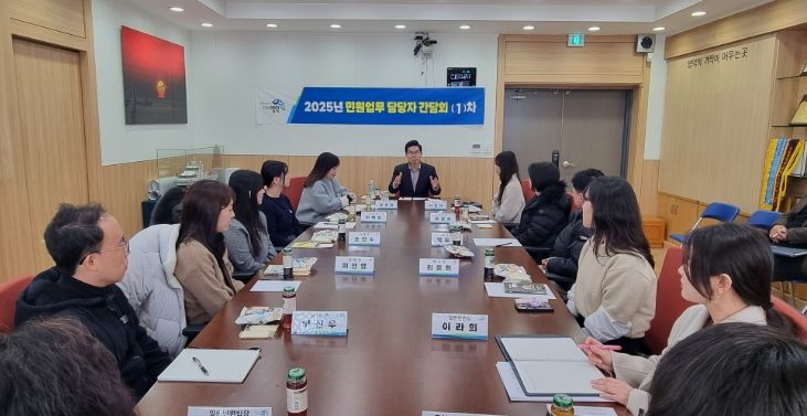 김광열 영덕군수가 민 원담당 직원들과 소통하고 있다.