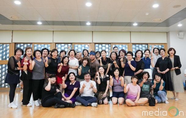 김영욱 부산진구청장, 라인댄스로 주민들과 발 맞춰