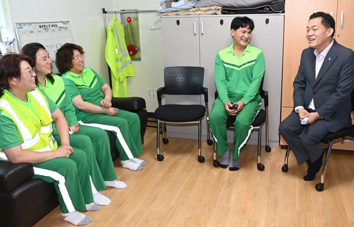 이재준 수원시장이 여성 환경관리원 쉼터를 방문해 환경관리원들을 격려하고 있다.