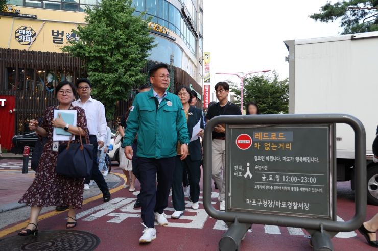 박강수 마포구청장, 홍대 레드로드서 재난문자전광판 설치 장소 살펴