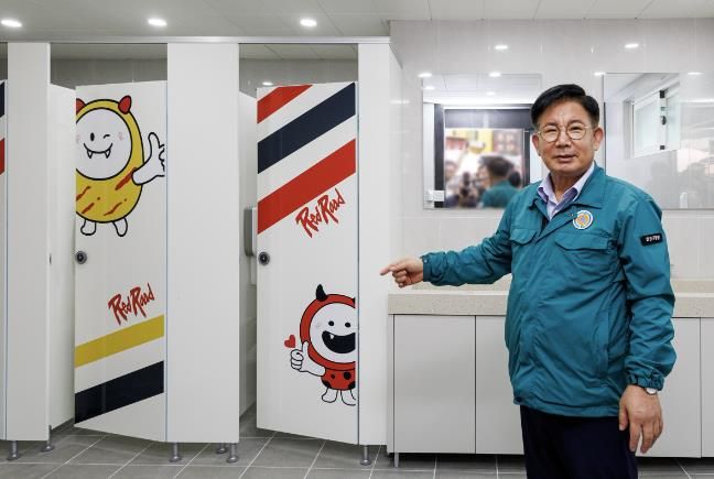 박강수 마포구청장이 홍대 레드로드 R2 관광정보센터의 개방화장실을 살펴보고 있다.