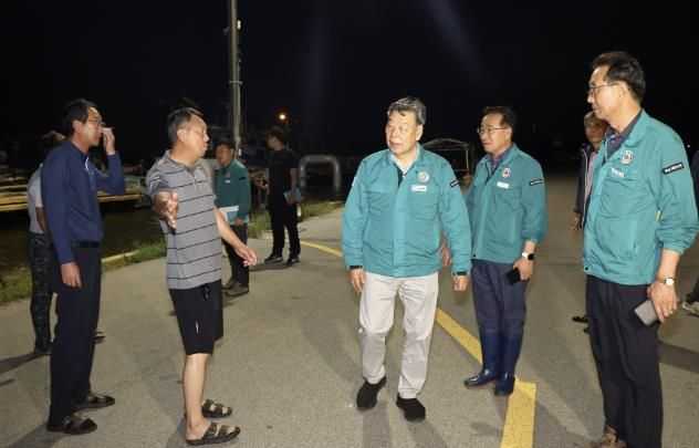 22일 새벽 대조기 현장점검에 나선 가세로 군수.