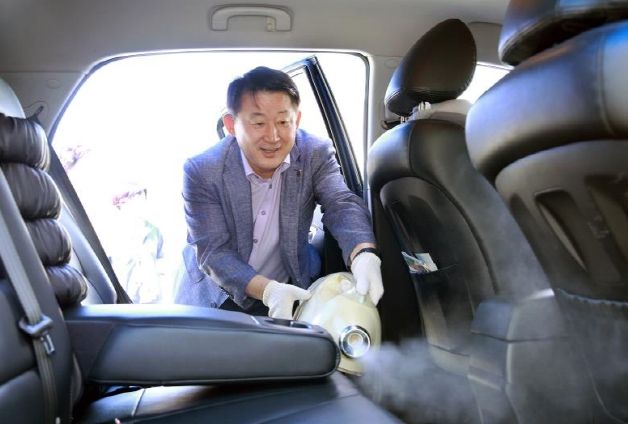 지난해 진행한 자동차 무상점검 행사에서 서철모 청장이 차내 연막살균을 하고 있다