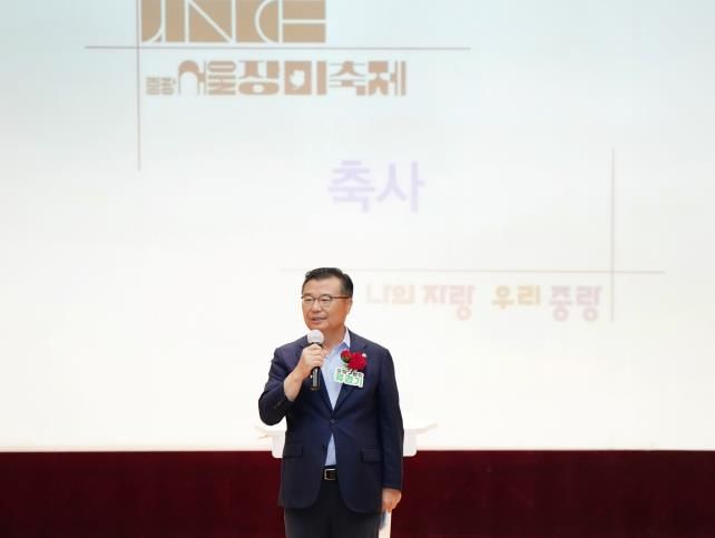 2024 중랑서울장미축제 결과보고회에 참석한 류경기 중랑구청장의 모습