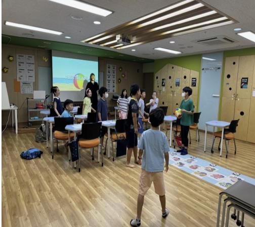 성동구는 관내 초등학생 대상으로 원어민 여름방학 캠프를 진행하였다.