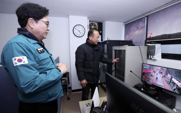 지난 1월, 박일하 동작구청장이 남성역골목시장에서 화재 현장점검을 하고 있다.