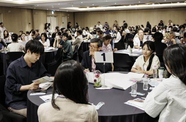 토론회 참석자들이 이야기를 나누고 있다.