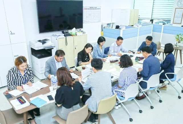 화성시의회 경제환경위원회 소속 의원들이 소관부서 주요 안건을 청취하는 모습