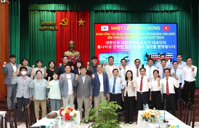 29일 개최된 유성구-베트남 년짝현 교류협력 간담회 기념촬영 사진