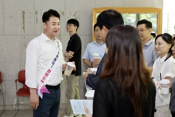 오언석 도봉구청장(왼쪽)이 직원들과 청렴을 주제로 대화를 나누고 있다