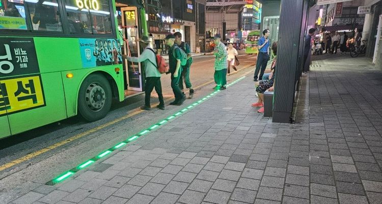 천안시가 남산중앙시장 스마트정류장에 ‘인공지능(AI) 스마트정류장 안심승차 유도시스템’을 구축했다.