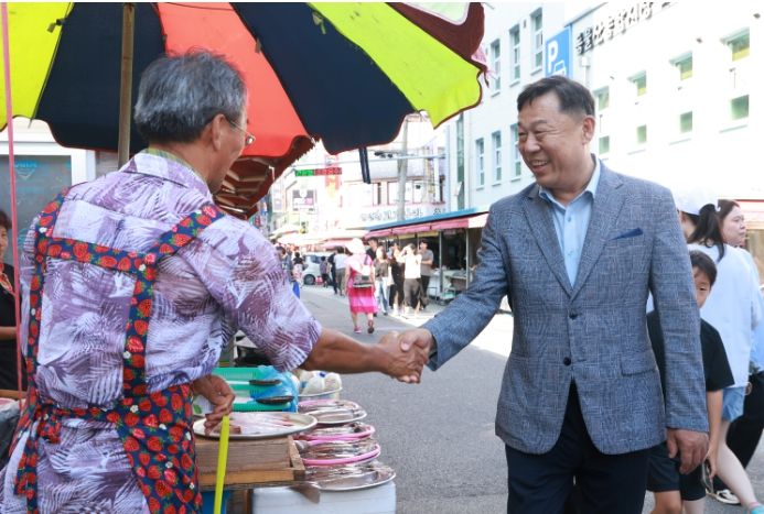 김종훈 동구청장은 9일 추석을 맞아 남목마성시장을 비롯한 동울산시장 등 관내 5개 전통시장을 방문해 상인을 격려하고 물가현황 등을 살펴보고 있다.