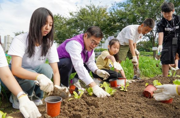 사랑의 배추 심기 행사에 참여한 이필형 동대문구청장(보라색 조끼)