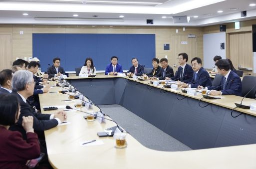 김동연 경기도지사, 미주한인회 총연합회장 만나 상호협력 위한 의견 나눠