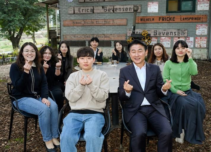 김동근 시장이 10월 11일 ‘카페 무지개’를 열고 직원들과 함께 기념사진을 찍고 있다.
