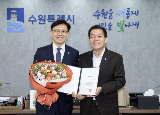 임용장 수여 후 이재준 수원시장(오른쪽)과 현근택 제2부시장이 함께하고 있다.