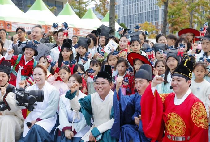 진교훈 서울 강서구청장(앞줄 오른쪽에서 세 번째)이 서울식물원 일대에서 열린 제22회 허준축제에서 13일(일) 허준갈라퍼레이드 참여자들과 기념촬영을 하고 있다.