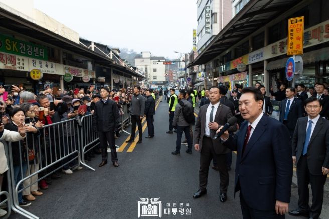 12월 2일 윤석열 대통령은 공주산성시장을 방문해 시장 상인 및 지역 소상공인을 격려했다.