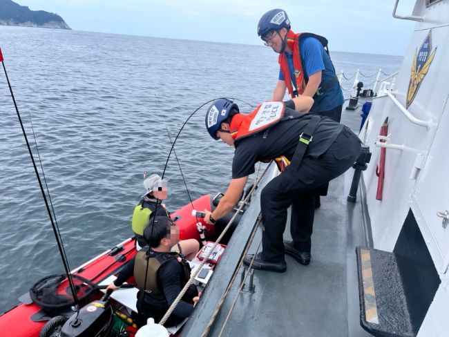 8월 해양경찰관이 낚시어선 대상 음주측정을 진행하고 있다.