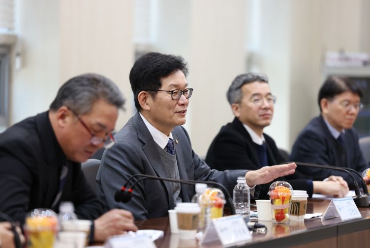 고광효 관세청장(왼쪽에서 두 번째)이 이차전지 소재 생산기업인 ‘에코프로이엠’을 방문해 업체 관계자들과 이야기를 나누고 있다.