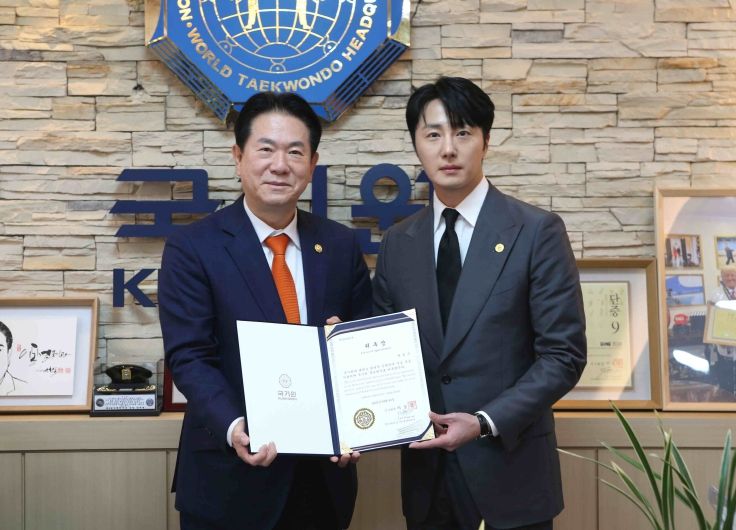 이동섭 국기원장(왼쪽)이 홍보대사로 위촉된 정일우 씨(오른쪽)에게 위촉장을 수여한 뒤 기념촬영을 하고 있다.