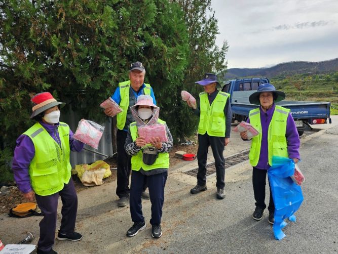 점곡면 ‘내고향물지킴이’ 활동 중 세심한 관심이 기적을 만들어