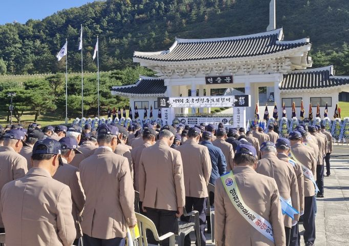 월남전참전자회 경북지부는 29일 국립영천호국원 현충탑 앞 광장에서 ‘제9회 호국영령 추모 위령제’를 거행했다.