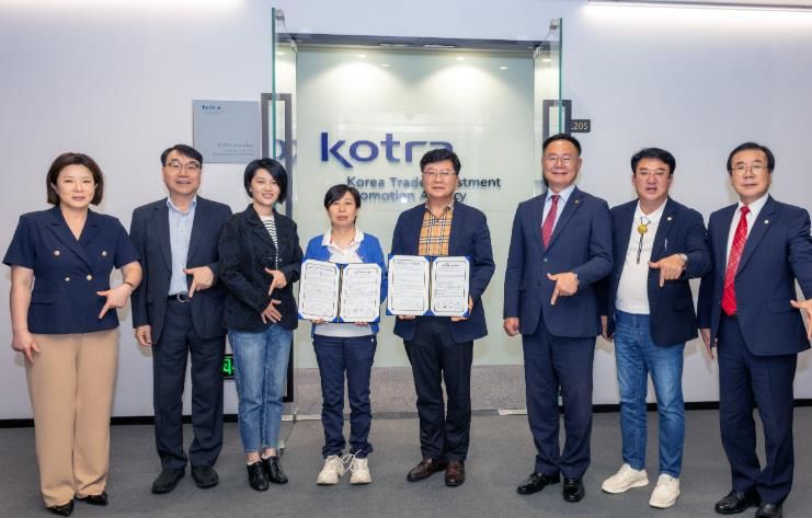 중국 선전 코트라(KOTRA) 무역관에서 열린 간담회에서 김재욱 칠곡군수, 이상승 칠곡군의회 의장, 오용만 군의원, 코트라 관계자, ㈜제이에프 이재표 대표, 현지 기업 대표가 구매의향 타진을 위한 양해각서(MOU)를 체결하고 기념촬영을 했다.