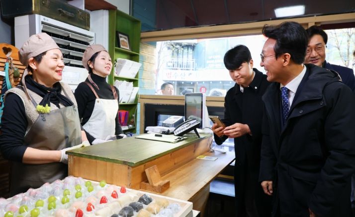 김민석 국무총리가 28일 대전 중구 대흥동 제과점을 방문, 상인과 대화를 나누고 있다.