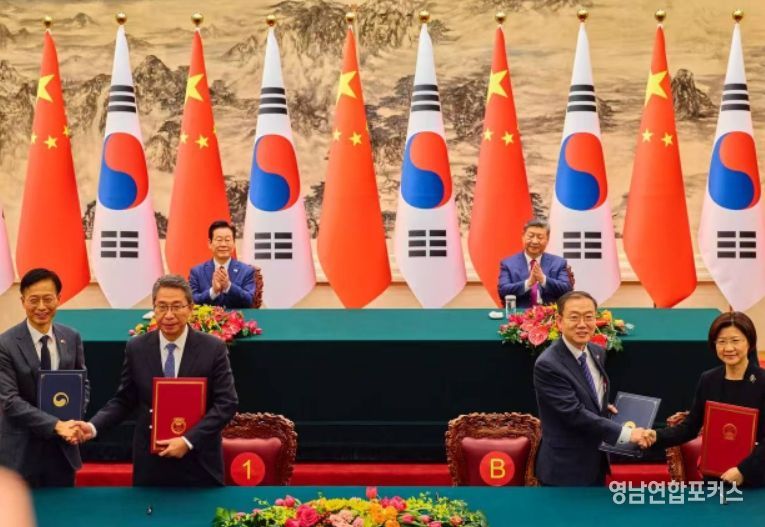 이명구 관세청장(오른쪽에서 두번째)이 5일 중국 베이징에서 쑨 메이쥔 중국 해관총서장과 지식재산권 보호를 위한 상호 협력에 관한 양해각서를 체결한 뒤 기념 촬영하고 있다.