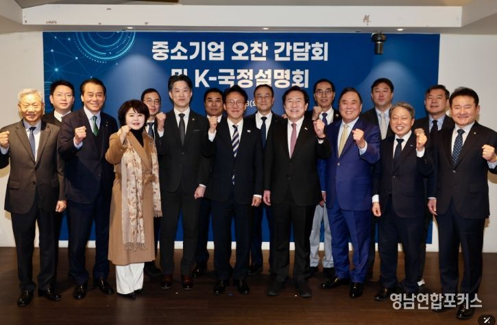 김민석 국무총리가 3일 중구 달개비에서 중소기업인들 대상으로 열린 K-국정설명회에서 강연을 하고 있다.