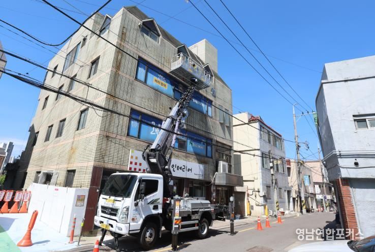 대구 중구, 주인 없는 간판 6월 말까지 무상 철거(지난해 노후 간판 철거중인 모습)