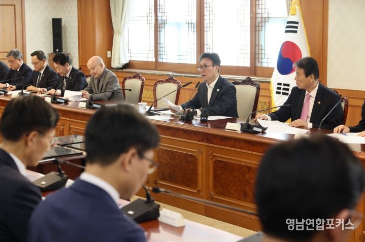 김민석 국무총리가 10일 세종대로 정부서울청사에서 열린 국고보조금 부정수급 근절을 위한 관계장관회의를 주재하고 있다.(국무조정실)