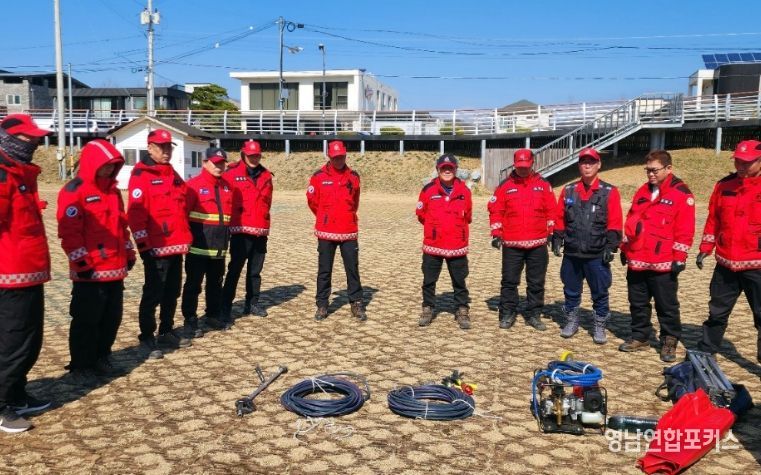 영덕군 산불 전문 예방진화대가 오십천변에서 산불 기계화 장비 운용 훈련을 하고 있다.