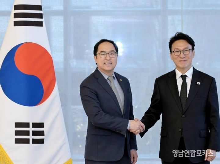 미국을 방문 중인 김민석 국무총리가 12일(현지시간) 미국 워싱턴DC 백악관에서 앤디 김(Andy Kim) 상원의원과 면담을 하고 있다.(국무조정실)