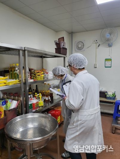 영덕군이 교육지원청과 함께 영덕야성초등학교 급식소 내 식재료 보관 상태를 면밀히 살피고 있다.
