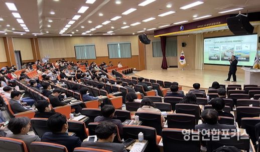 4. 7. 전라남도교육청 창의융합교육원 대강당에서 선거연수원 장성훈 전임교수가 교원 168명을 대상으로 순회 선거교육 특강을 진행하고 있다.(중앙선관위)